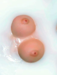 Жгучая брюнетка моет свою киску в ванной из молока - 9 картинка